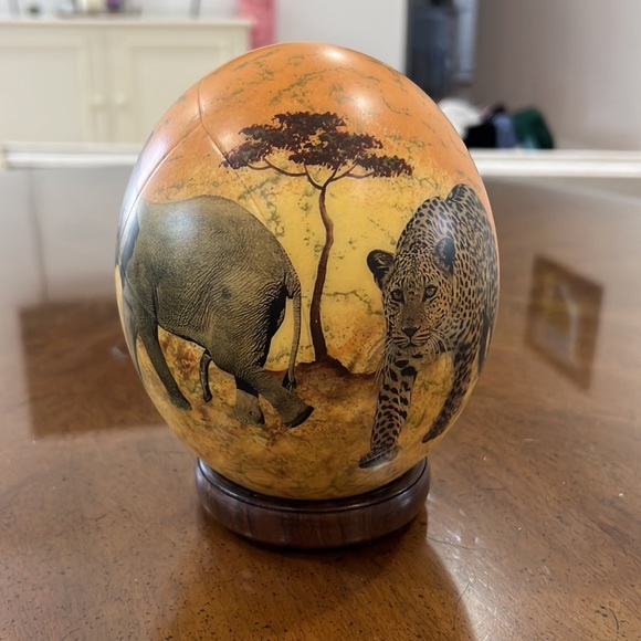 Ostrich egg hand painted in South Africa with display stand - Picture 6 of 7